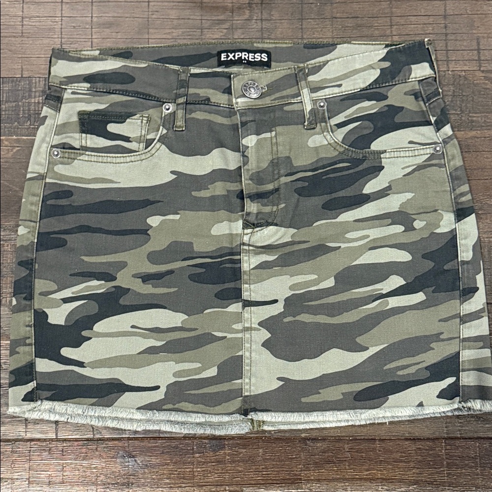 Express Camo Green Mini Skirt Raw Hem Pockets 2